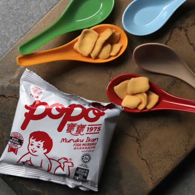 マレーシアの豆粉スナック、popoと再会。大袋を買って帰る。ポリポリ食べながらふと思う。Ikanはマレー語で魚、でもMurukuは？マレー語ではなさそう。
どうやら南インドのぐるぐる巻きのスナック「ムルク」が由来のよう。そして、メーカーサイトによると名前のpopoは中国語の寶寶(baobao)から。宝宝、つまり赤ちゃんという意味もあるらしい。
マレー系、インド系、中国系。多民族国家マレーシアならではのネーミングだったのか！キュートなパッケージを見ながらしばし感動。

#popo #muruku #マレーシアのお菓子 #樋上純 #漆皮